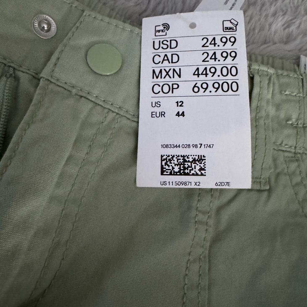 Brand new h&m women’s green cargo pants shorts size 12